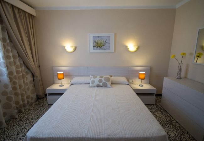 Apartamento en Port de Pollença - Seafront apartment, Pinewalk, free WiFi, quiet are